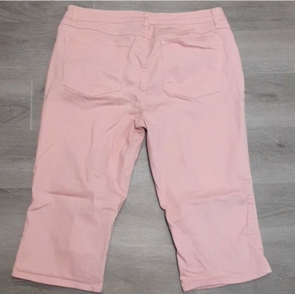 Lee Mid- Rise Pink Capris - Picture 6 of 9